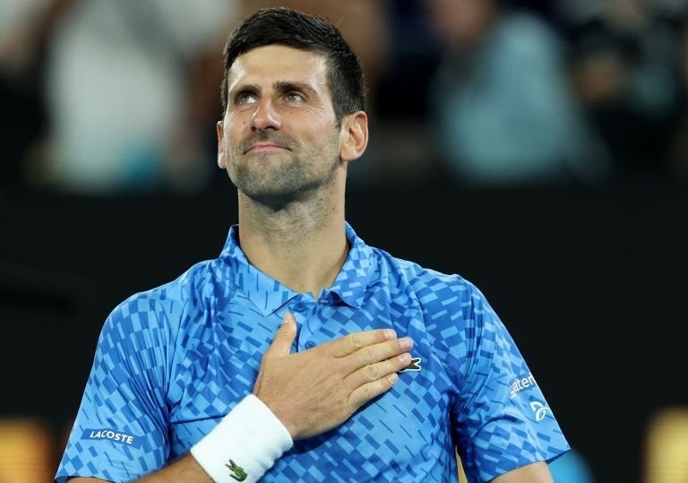 Djokovic vuot chan thuong vao vong 4 Australian Open hinh anh