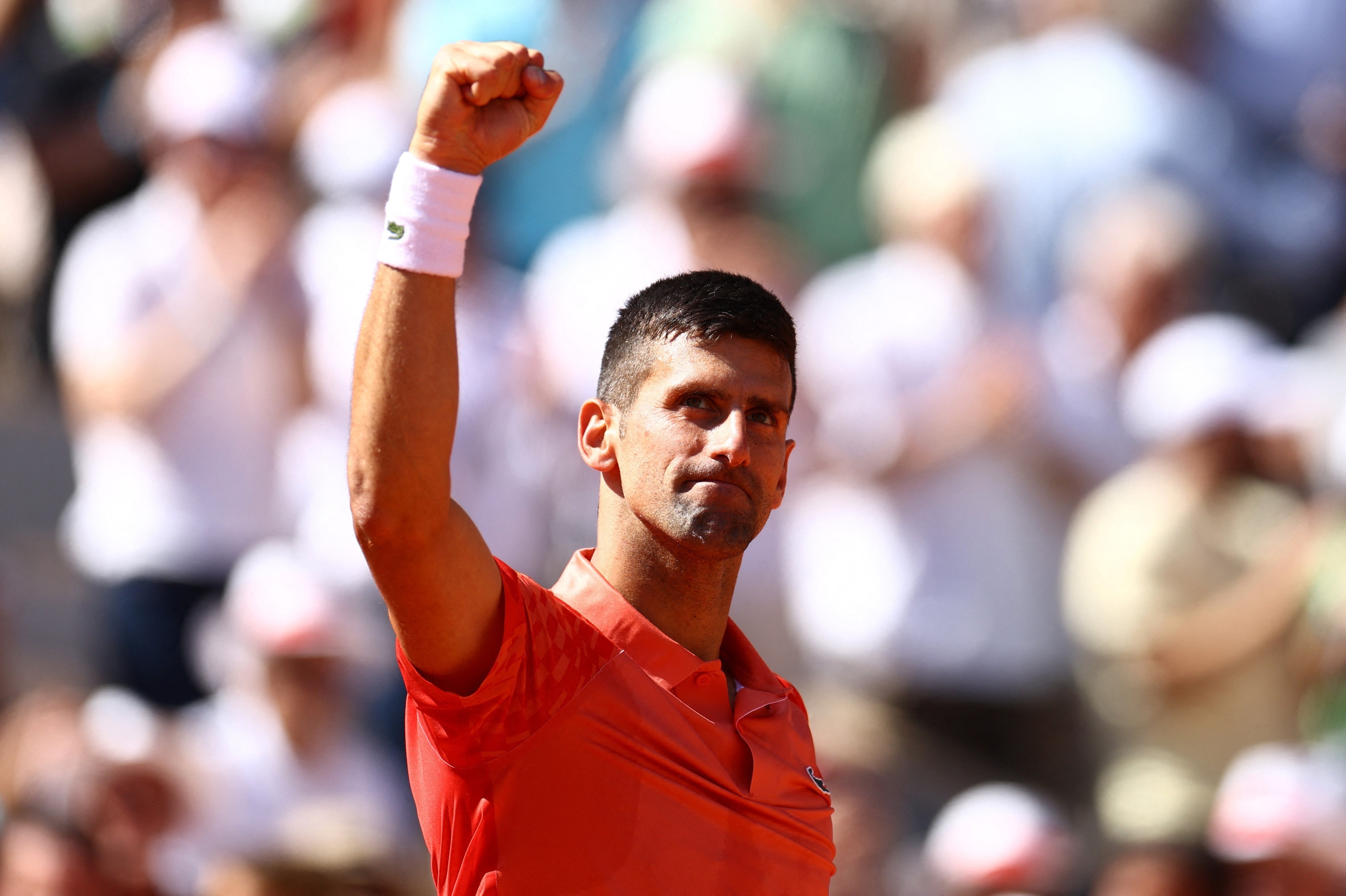Djokovic de dang vuot qua vong bon Roland Garros hinh anh