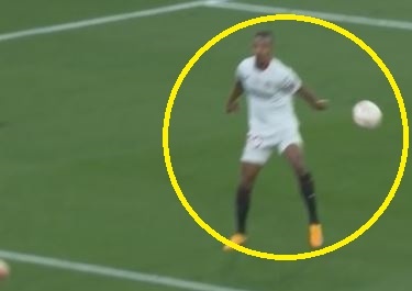 Mourinho noi gian voi trong tai sau quyet dinh gay tranh cai hinh anh