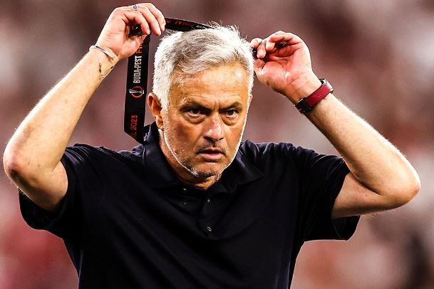 Mourinho nem huy chuong ve nhi len khan dai hinh anh