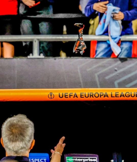 Mourinho nem huy chuong anh 1