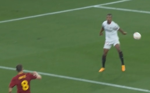 VAR gay tranh cai anh 1