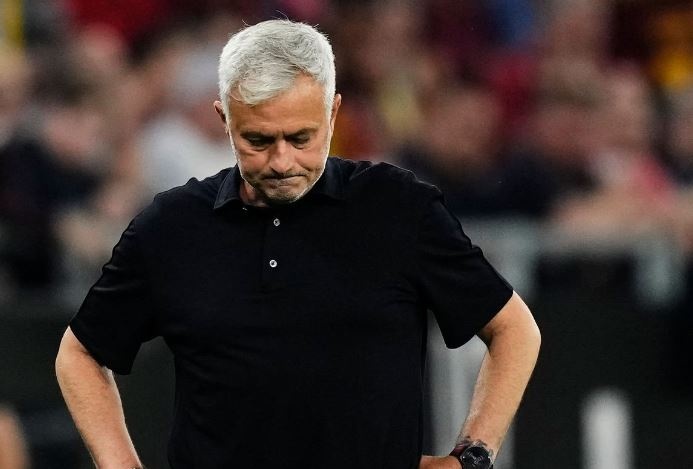 Thay tro Mourinho guc nga o chung ket Europa League hinh anh