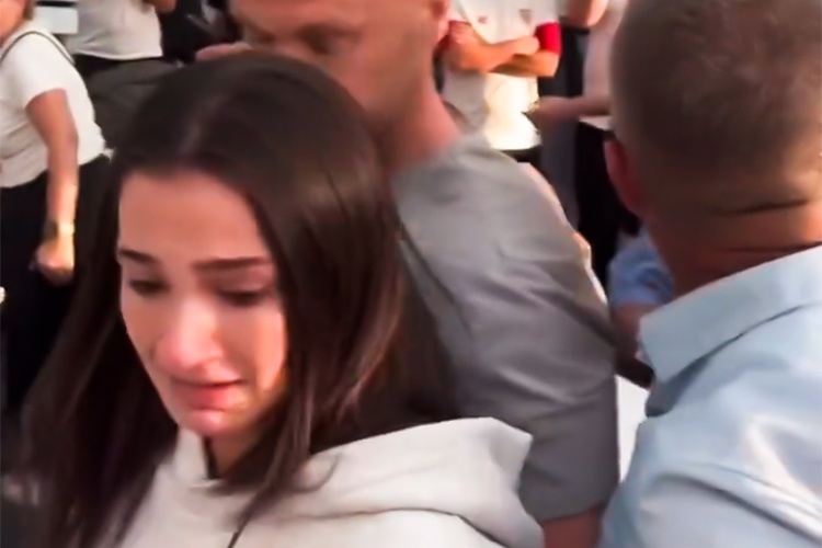 Con gai trong tai Anthony Taylor hoang so khi bi quay roi o san bay hinh anh