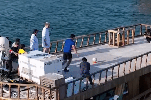 Kaka va thu thach sut bong tren du thuyen hinh anh