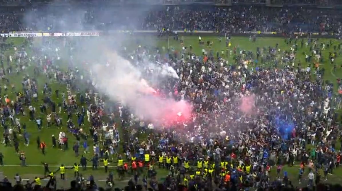 Ngay dien ro cua bong da Phap hinh anh