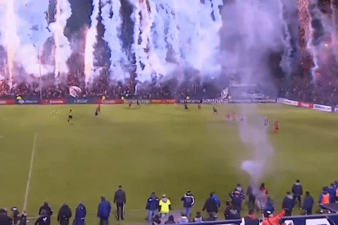 Tran dau dien ra duoi mua phao sang hinh anh