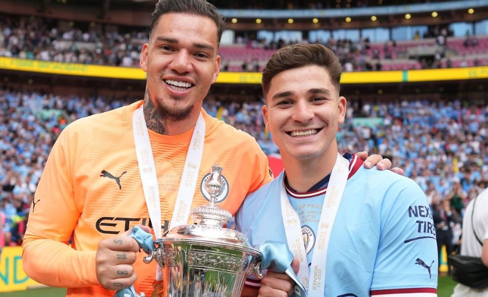 Julian Alvarez ngai ngung khi an mung chuc vo dich FA Cup hinh anh