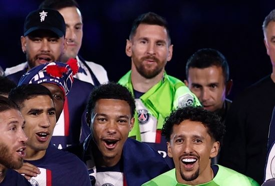 Bieu cam cua Messi trong le nang cup cung PSG hinh anh