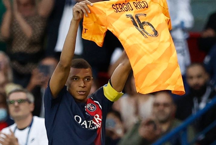 Mbappe khong nhuong penalty anh 1