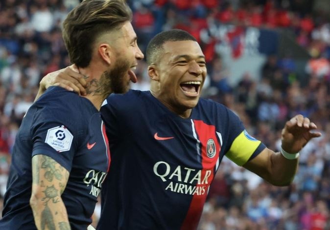 Mbappe bi chi trich vi khong nhuong phat den cho Messi hinh anh