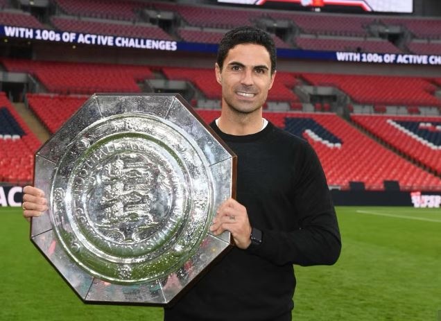 Arsenal huong loi khi MU thua Man City hinh anh