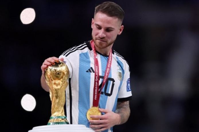 Liverpool chieu mo nha vo dich World Cup hinh anh