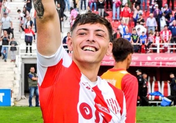 Tien dao 17 tuoi duoc ca truong ra don sau ban thang o giai Argentina hinh anh