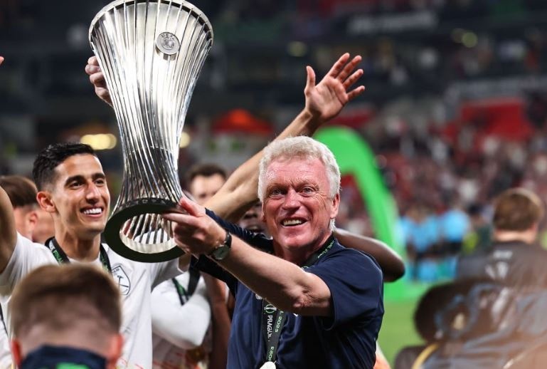 Khoanh khac xuc dong trong ngay David Moyes gianh cup chau Au hinh anh