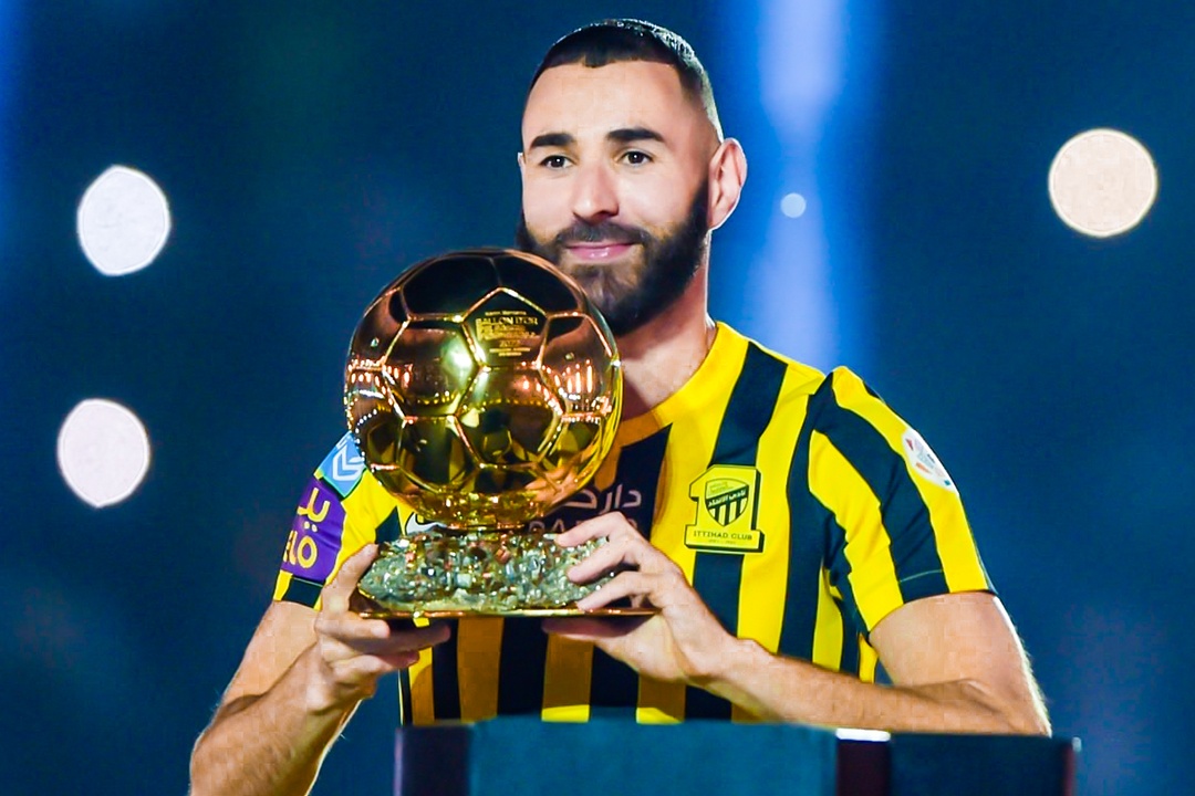 Benzema khoe Qua bong Vang o Saudi Arabia hinh anh
