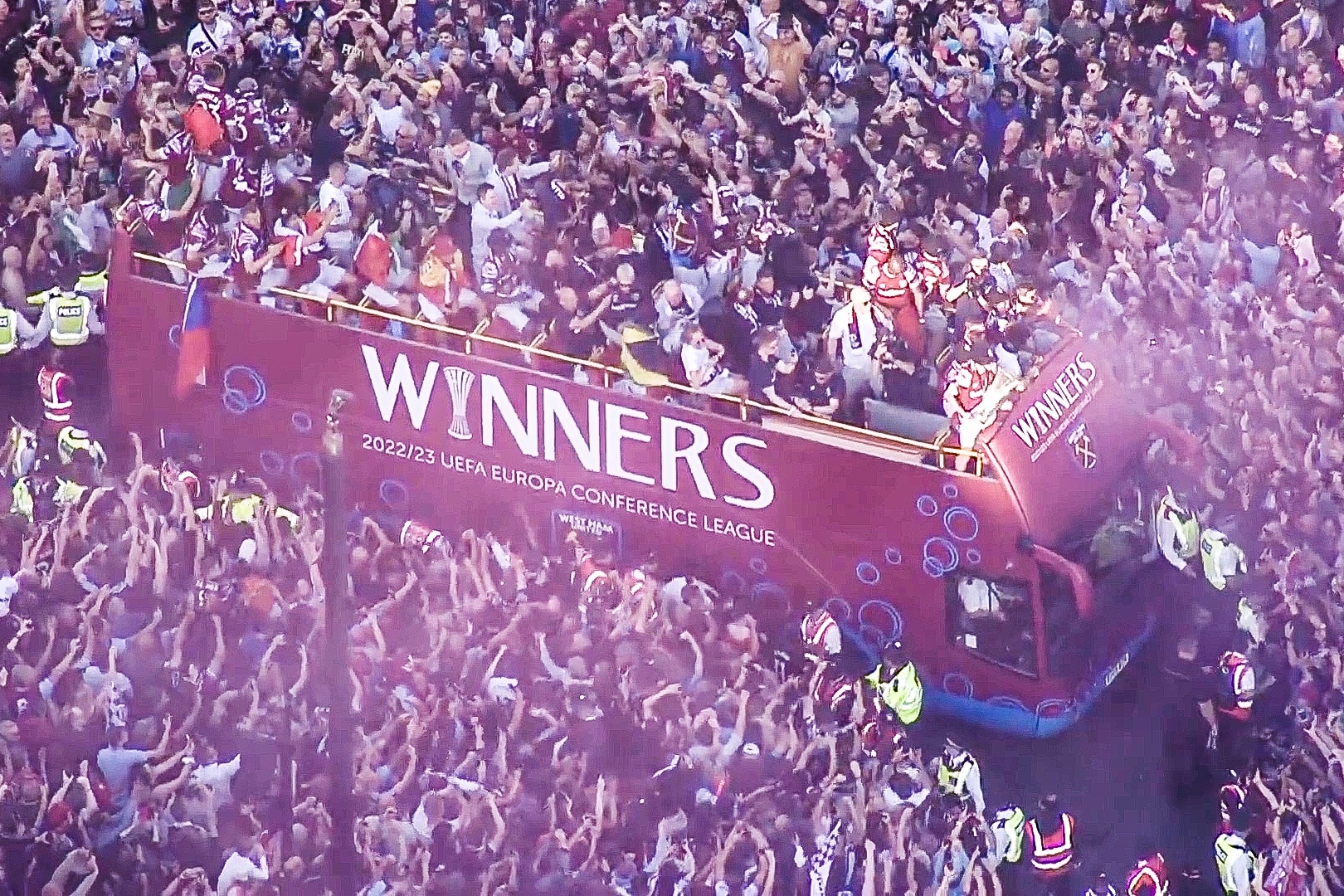 Canh West Ham ruoc cup vo dich trong bien nguoi hinh anh