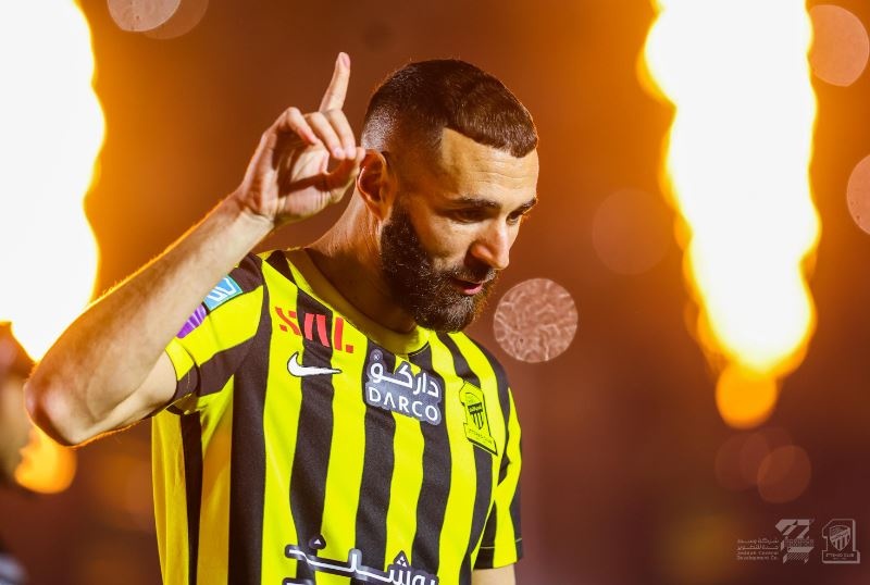 Benzema ra mat anh 3