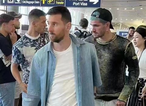 Messi tao con sot khi den Bac Kinh hinh anh