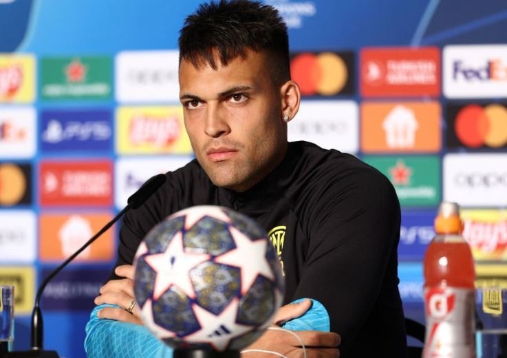 Lautaro Martinez tho o voi Alvarez truoc chung ket Champions League hinh anh