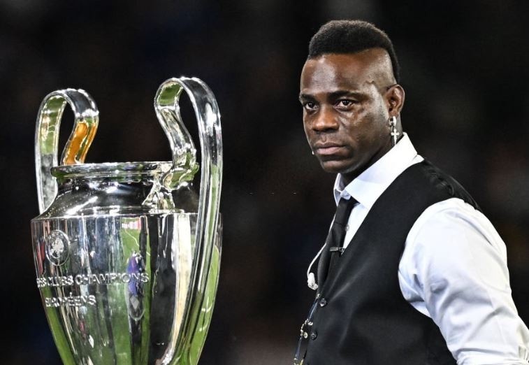 Balotelli noi xau Aguero o chung ket Champions League hinh anh