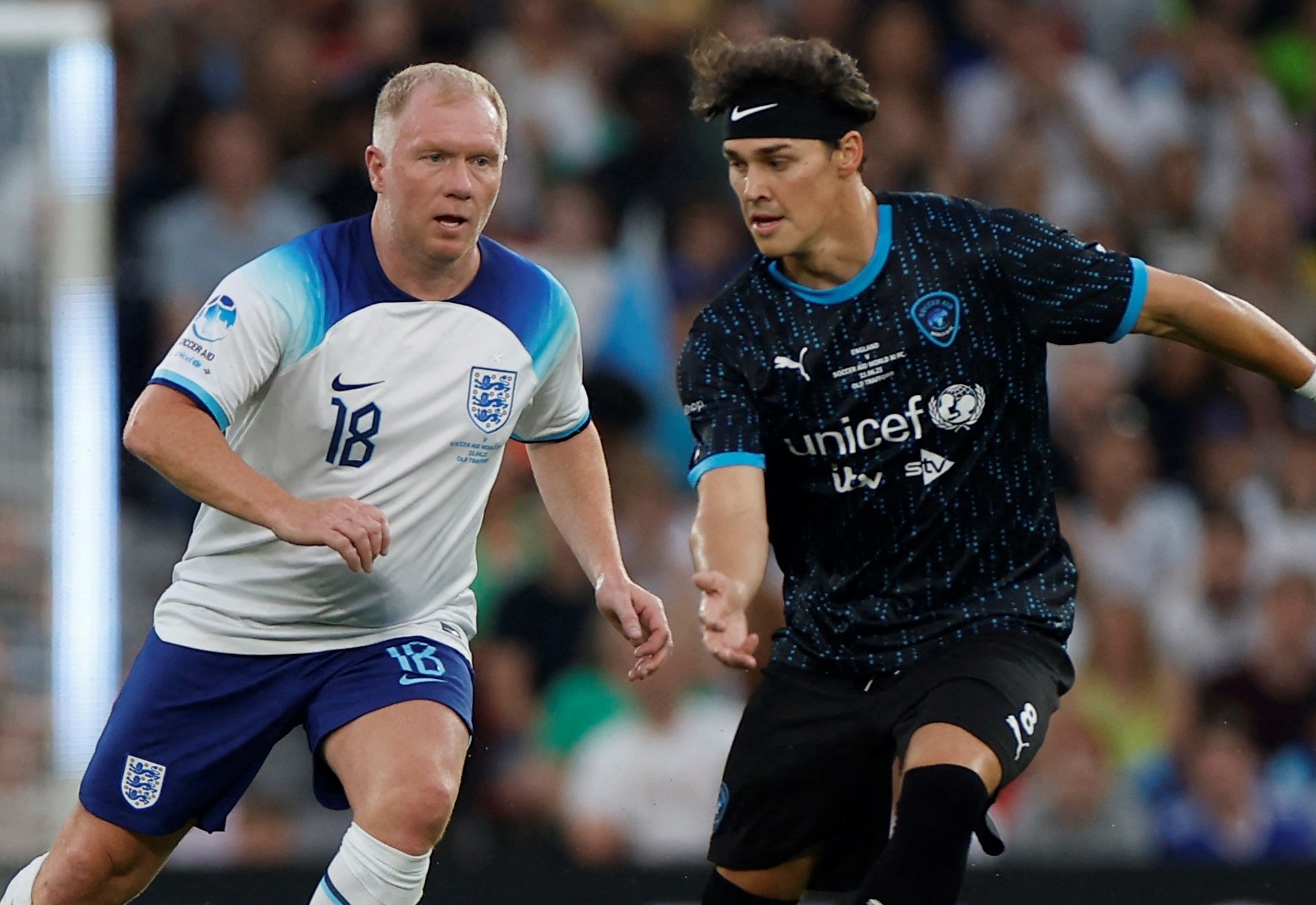 Paul Scholes sut xa ghi ban roi chan thuong hinh anh