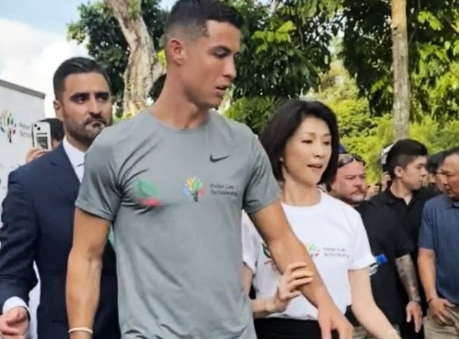 Nu MC dap tra khi bi to 'so soang' Ronaldo hinh anh