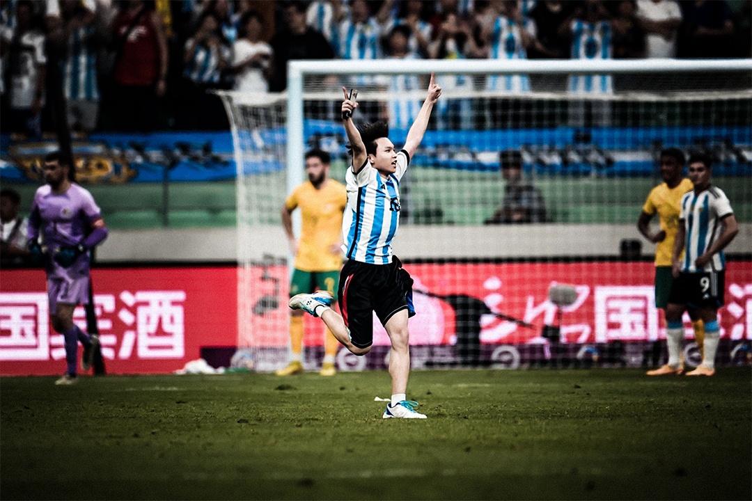 Fan cuong chay quanh san sau khi om Messi hinh anh