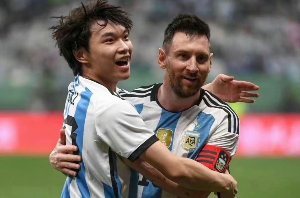 Messi toa sang anh 2