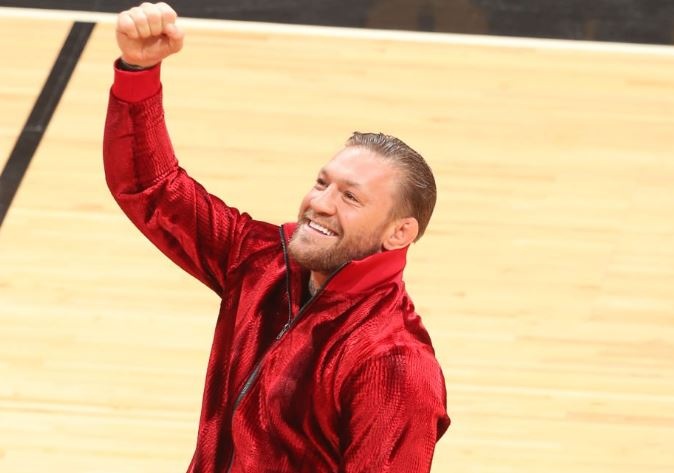 McGregor bi to hiep dam khi di xem NBA hinh anh