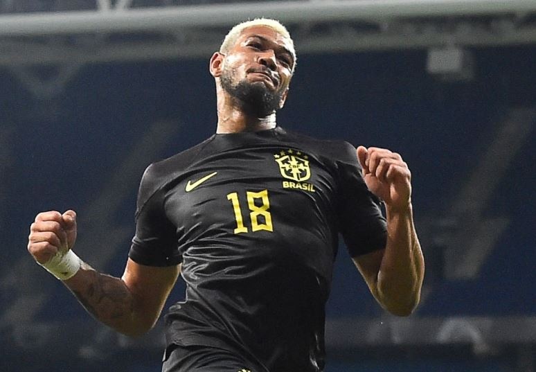 Sao Newcastle toa sang trong lan dau khoac ao Brazil hinh anh