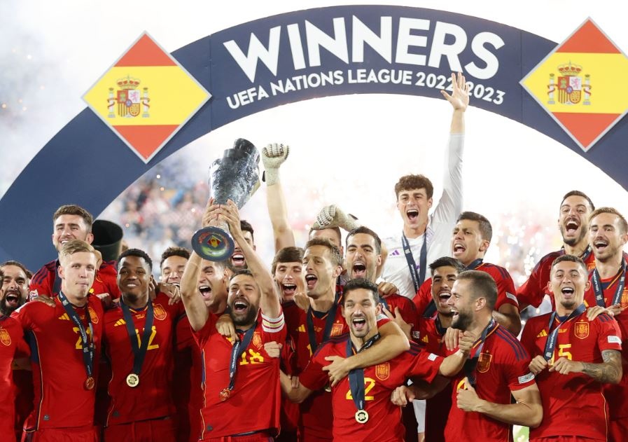 Tuyen Tay Ban Nha gianh danh hieu dau tien sau 11 nam cho doi hinh anh