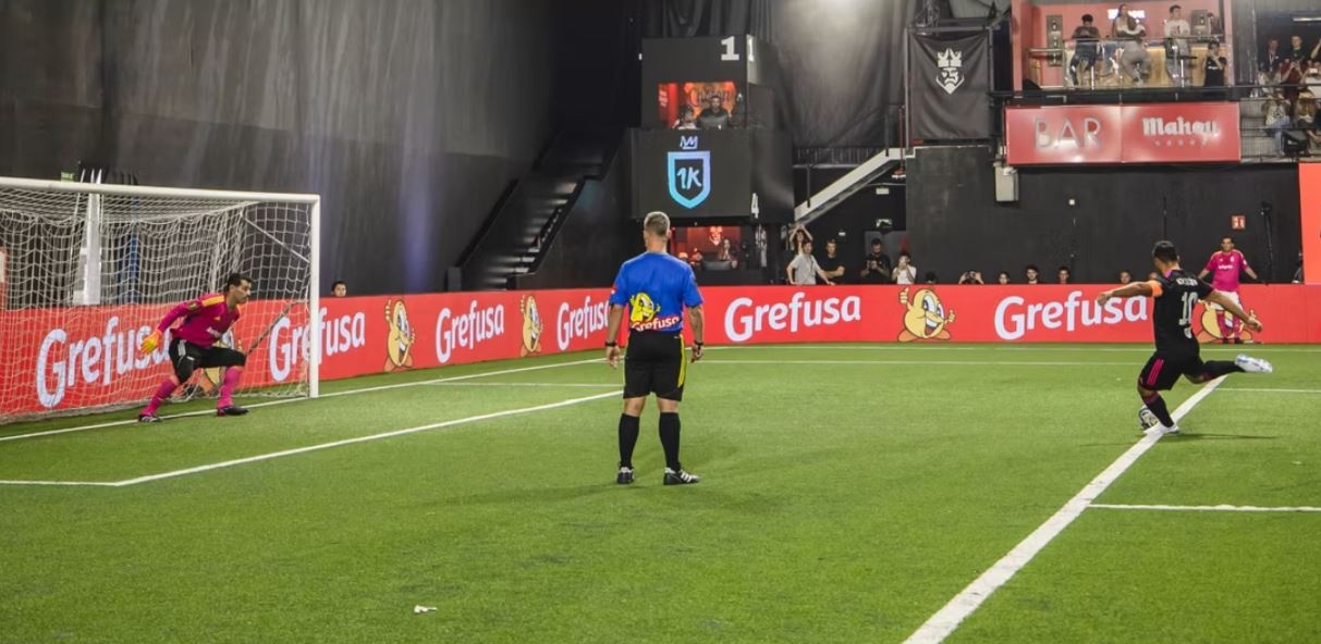 Aguero lap hat-trick anh 1