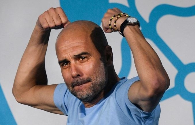 Pep che nhao Lukaku hinh anh