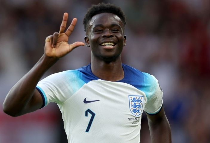 Saka lap hat-trick, tuyen Anh thang 7-0 o vong loai EURO hinh anh