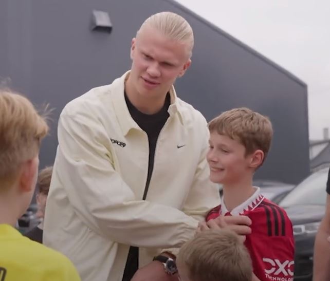 Haaland che logo MU anh 1