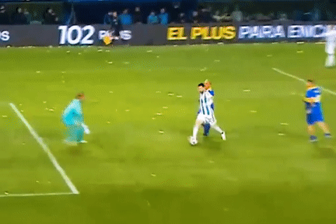 Messi re bong qua thu mon de ghi ban hinh anh