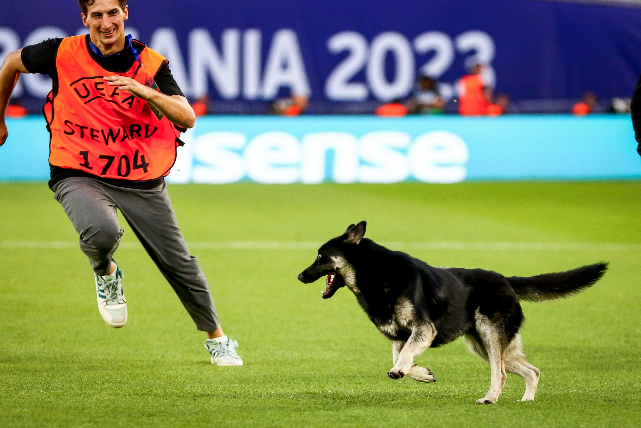 'Vi khach khong moi' lam gian doan tran dau cua Ha Lan tai U21 EURO hinh anh