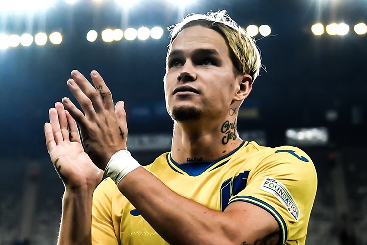 Ngoi sao 100 trieu euro xoay chuyen tran dau hinh anh