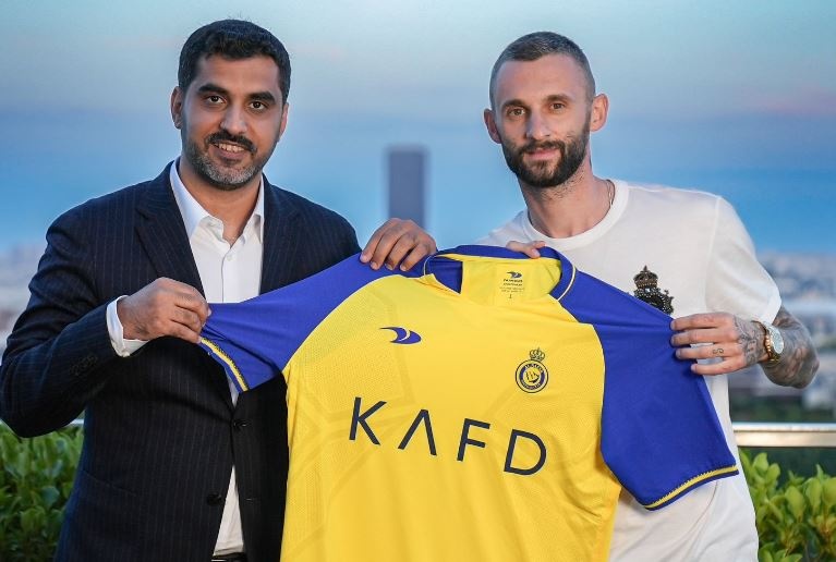 Ronaldo don dong doi dau tien tu chau Au hinh anh