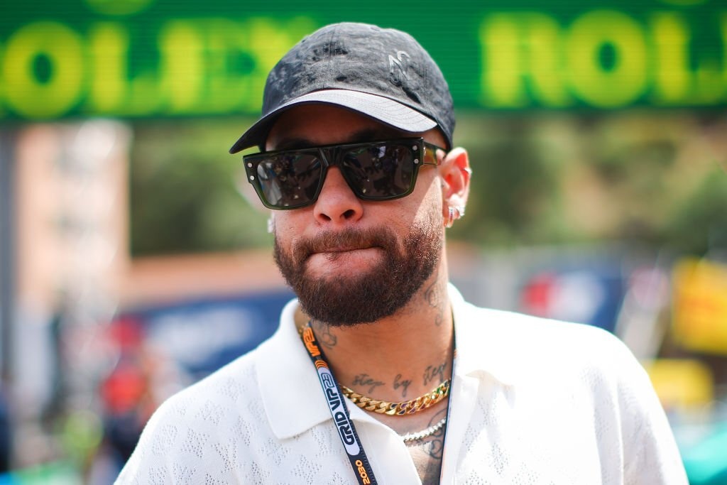 Phot lo lenh cam, Neymar bi phat nang hinh anh