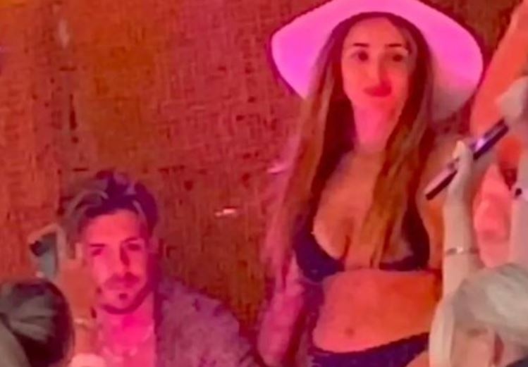 Grealish than mat voi nguoi dep bikini hinh anh