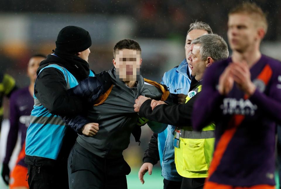 Pep Guardiola lo ngai tinh trang qua khich cua CDV tai Anh hinh anh