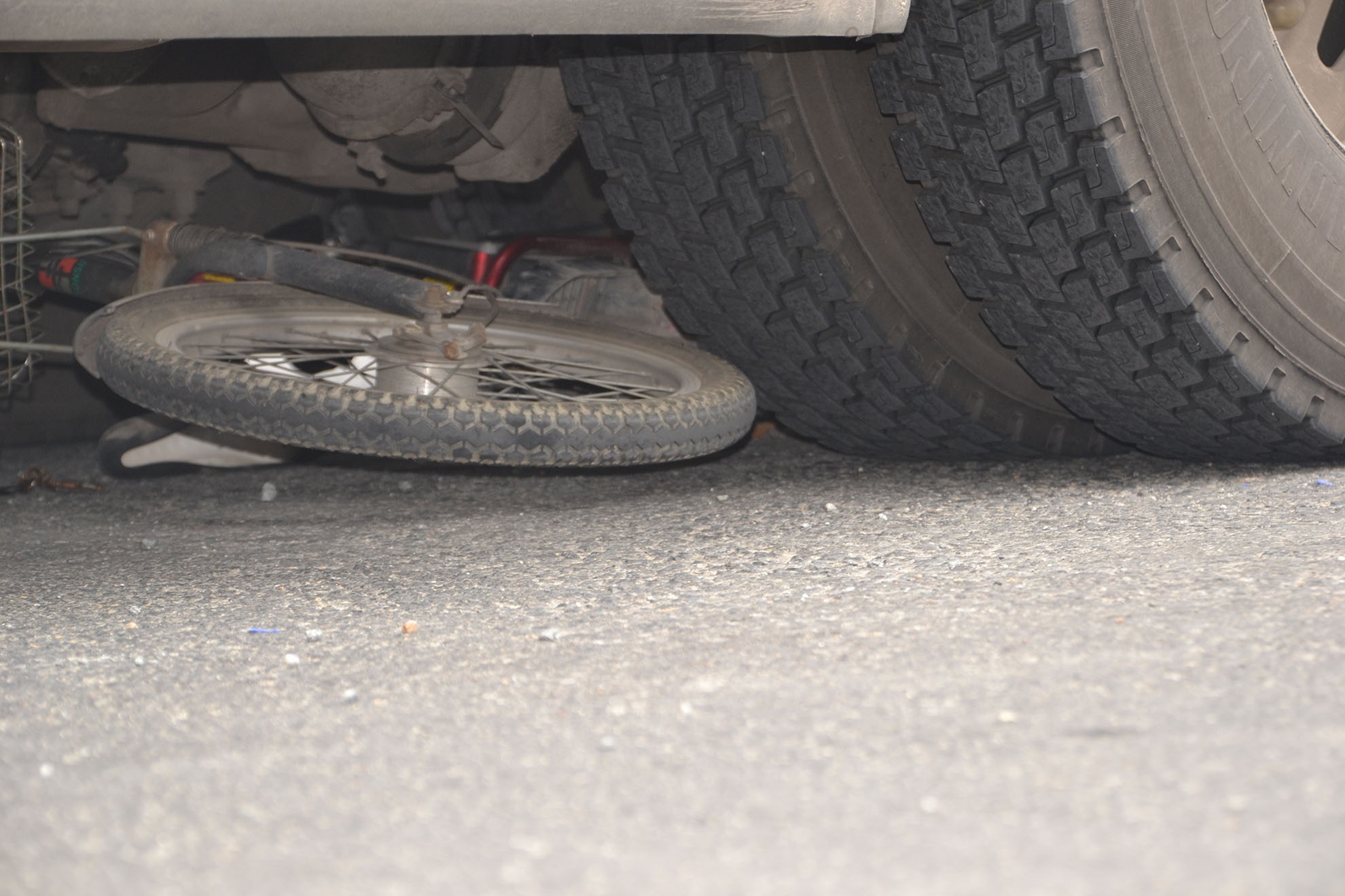 bi xe container cuon vao gam anh 1