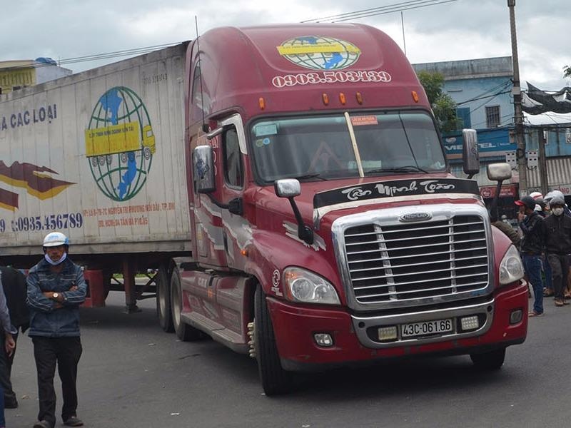 Bi cuon vao gam xe container, nu sinh lop 8 tu vong hinh anh