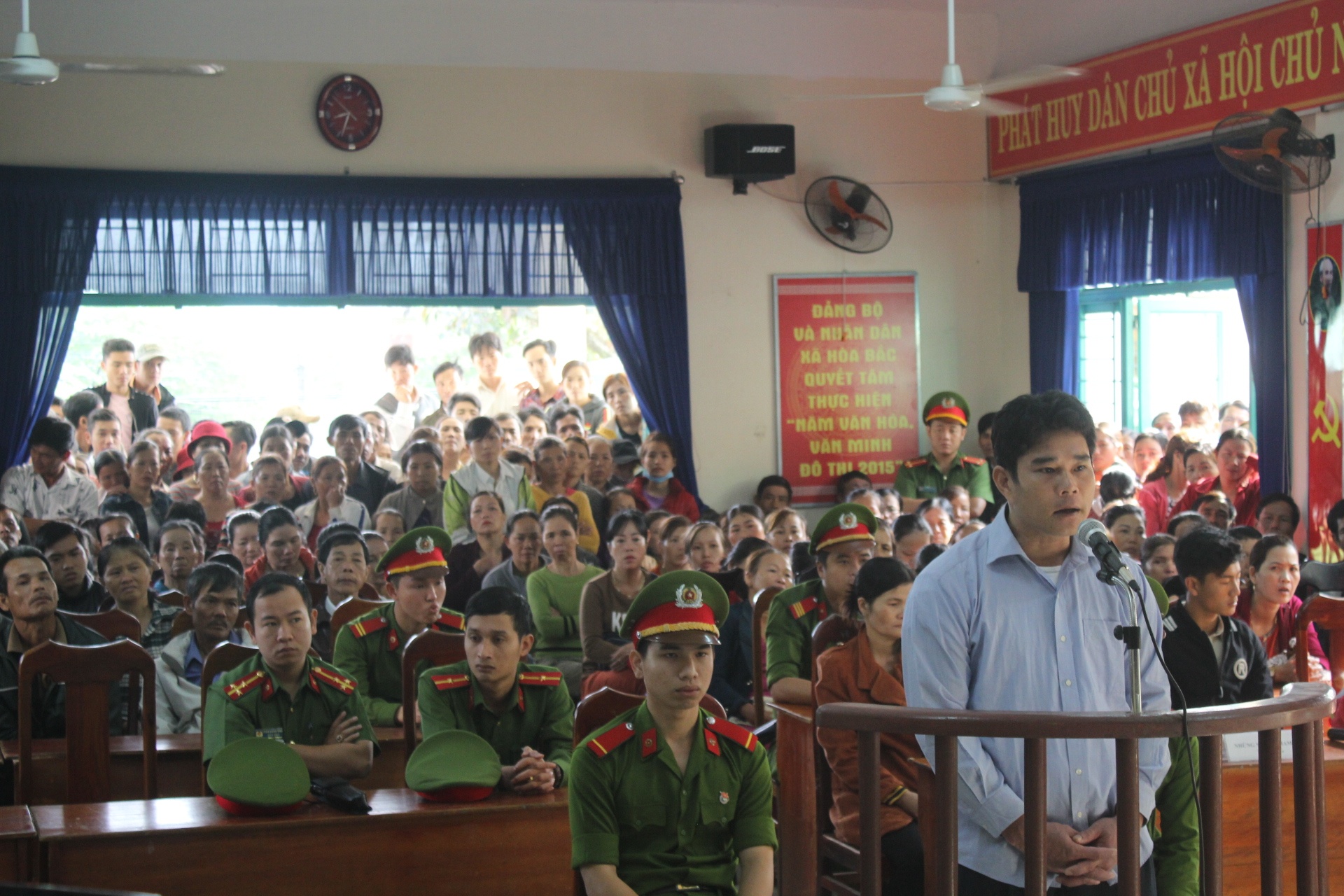 Nhau say, chong bop co vo den bat tinh hinh anh