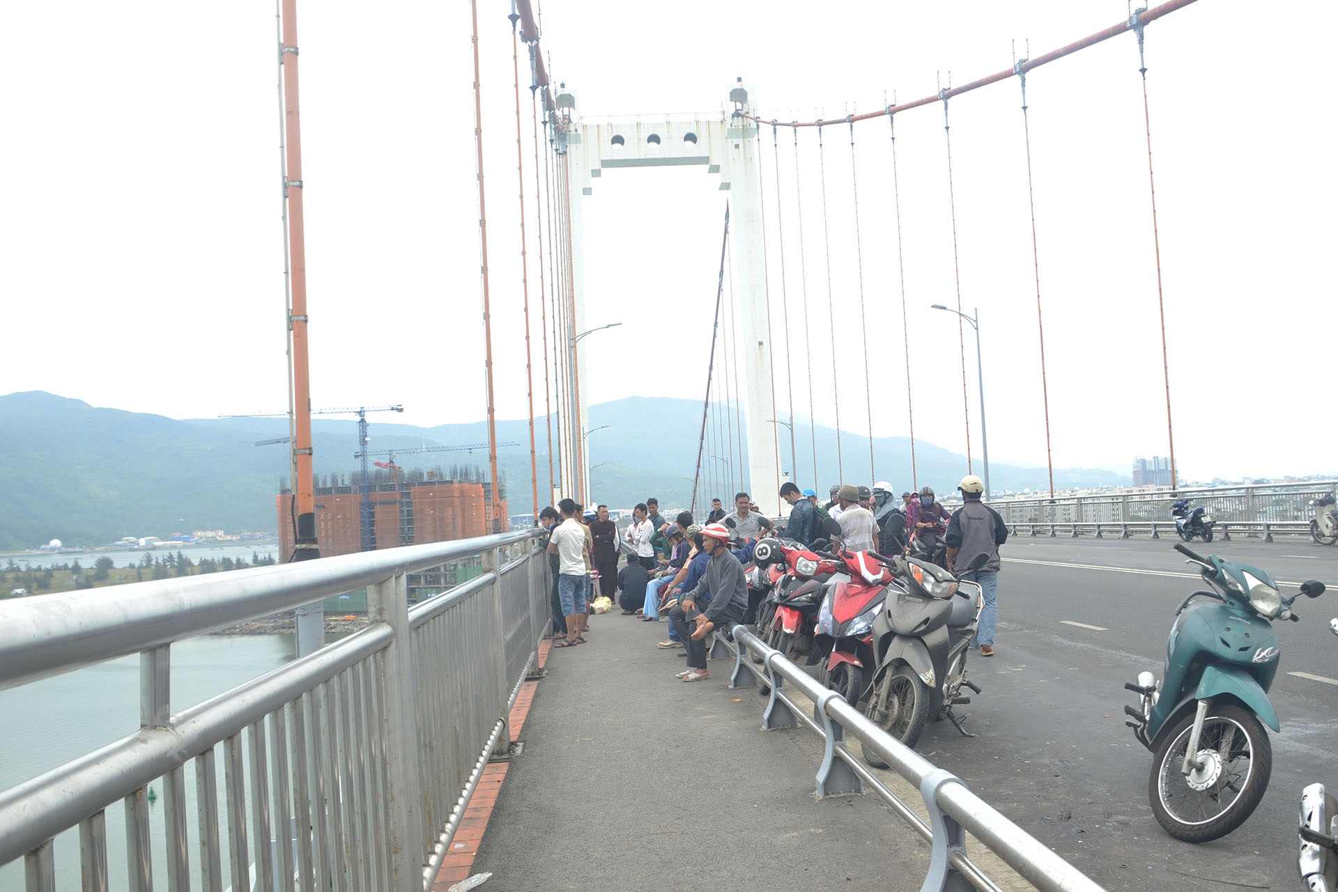 Nam sinh vien nhay cau Thuan Phuoc hinh anh