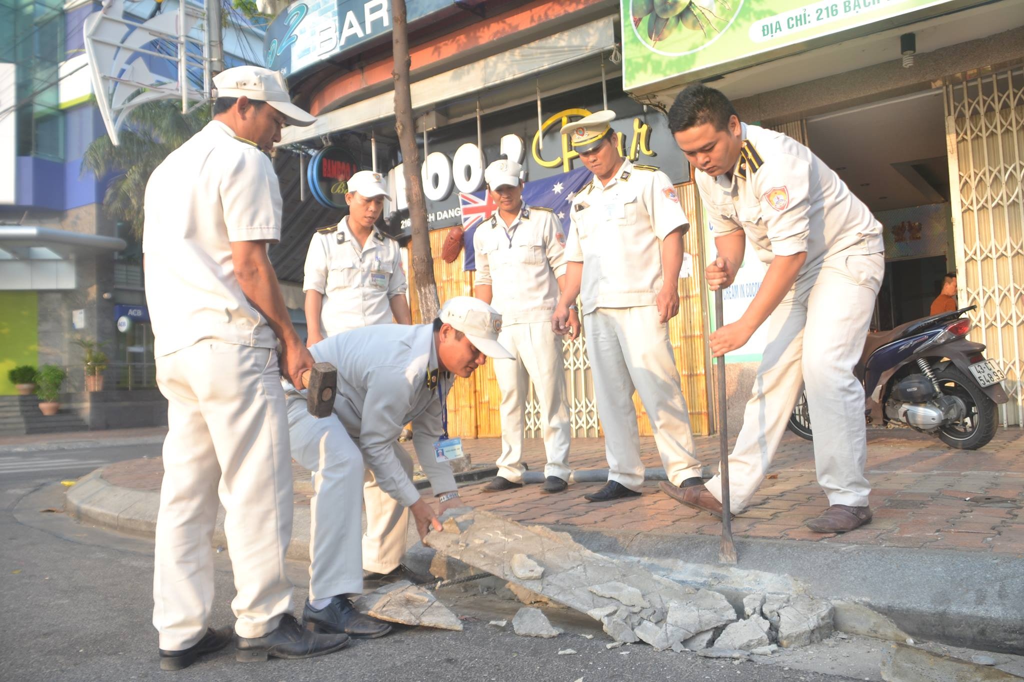 Vac bua ta, xa beng di dep via he Da Nang hinh anh