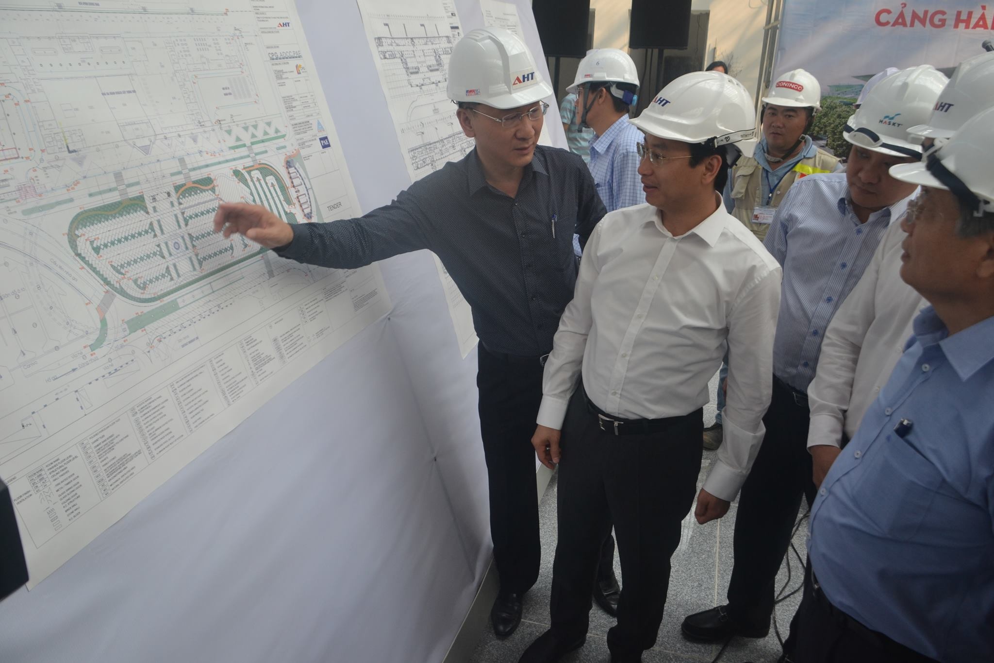 Bi thu Da Nang kiem tra tien do thi cong cang hang khong quoc te hinh anh