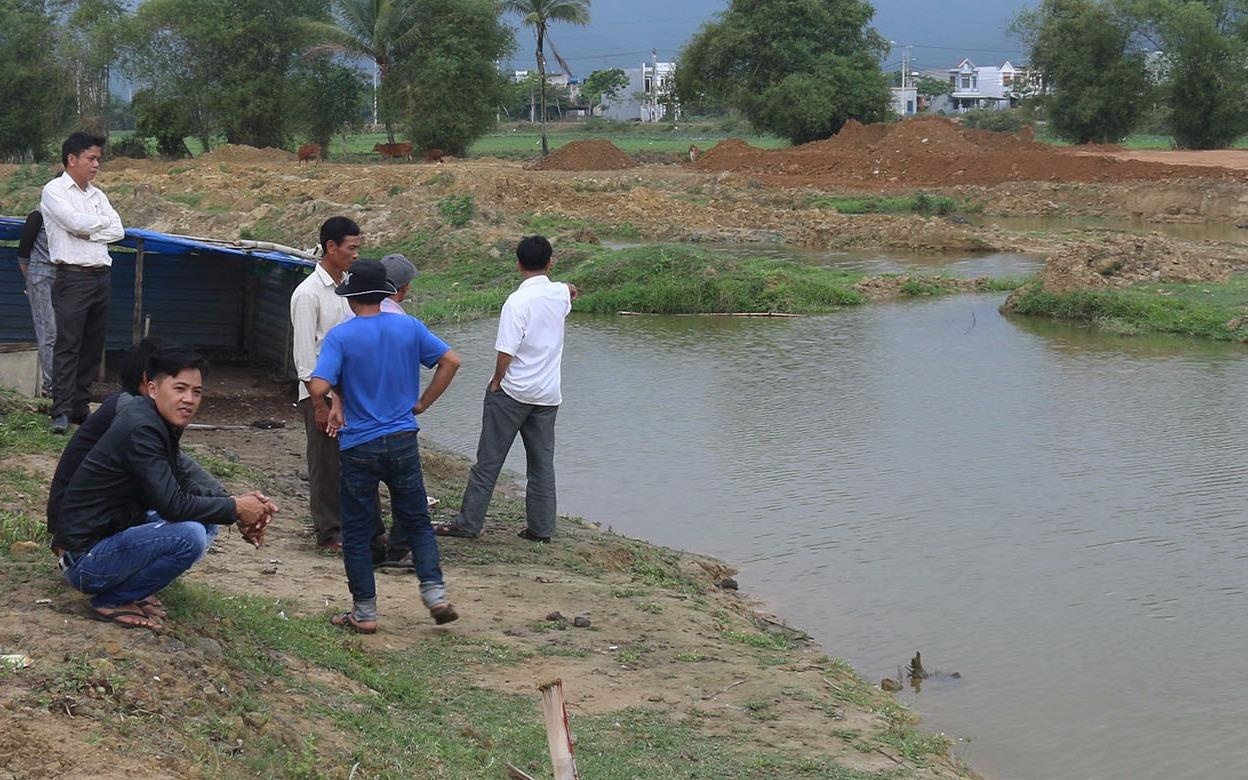 Be trai 8 tuoi chet duoi tai ho cong trinh khong rao chan hinh anh